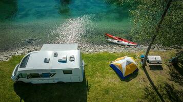 été front de mer RV campeur van camping avec tente et kayaks photo