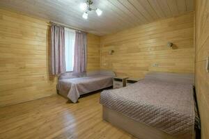 intérieur de en bois éco chambre dans studio appartements, hôtel ou propriété photo