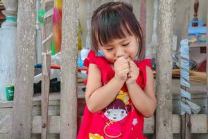 asiatique les enfants avec divers pose photo