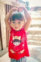 asiatique les enfants avec divers pose photo