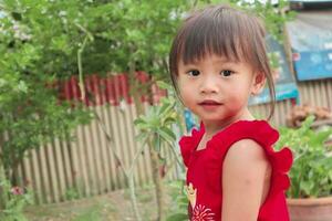 asiatique les enfants avec divers pose photo