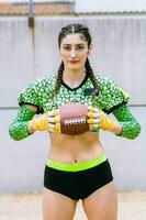 portrait de mexicain femme américain Football joueur portant uniforme avec velociraptor peau motifs photo