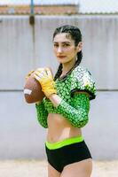 portrait de mexicain femme américain Football joueur portant uniforme avec velociraptor peau motifs photo