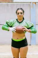 portrait de mexicain femme américain Football joueur portant uniforme avec velociraptor peau motifs photo