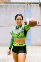 portrait de mexicain femme américain Football joueur portant uniforme avec velociraptor peau motifs photo