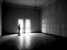 noir et blanc image de une silhouette dans le vide pièce génératif ai photo