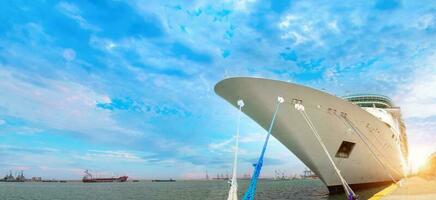 luxe croisière navire dans haifa Port dans Israël pour méditerranéen croisière à grec îles et Grèce photo