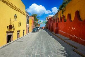 mexique, bâtiments colorés et rues de san miguel de allende dans le centre-ville historique photo