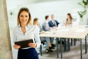 Jeune affaires femme avec numérique tablette dans le Bureau couloir photo