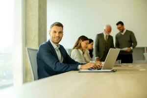 Jeune affaires homme en utilisant portable ordinateur dans le Bureau photo