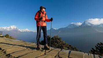 une Jeune voyageur trekking dans poon colline vue point dans ghorepani, Népal photo