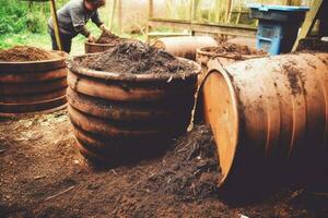 vieux jardin compost poubelle pour biologique matériel. génératif ai photo