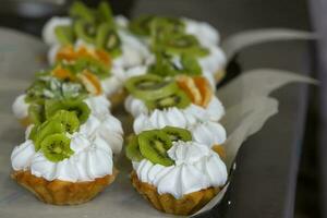 sables gâteau avec protéine crème décoré avec kiwi. photo