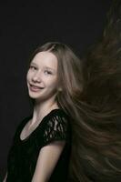 portrait de une magnifique adolescent fille avec flottant brins de cheveux. photo