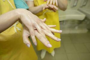 main désinfectant solution. propager le désinfectant sur votre des doigts. photo