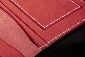 partie de une rouge cuir portefeuille ou bourse fermer. photo