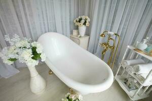 le intérieur de une magnifique salle de bains dans une luxueux style. photo