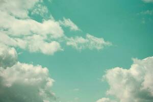 ancien ciel dans émeraude tons et des nuages. romantique vieux céleste Contexte. photo