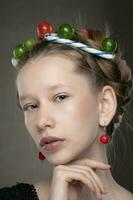 portrait de une marrant adolescent fille avec une couronne de bonbons sur sa diriger. photo