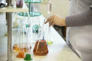 laboratoire avec verre tester tubes pour alcoolique breuvages. photo