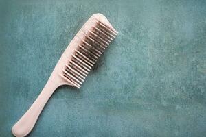 une brosse à cheveux perdus sur la table photo