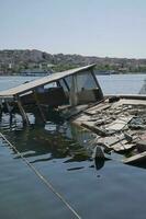 échoué pêche bateaux sur l'eau , photo