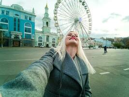 le Jeune fille des promenades autour le ville près vues. ferris roue. amusement parc. l'automne photo