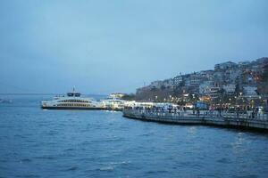 Istanbul, dinde 12 janvier 2023, ferry-boat voile sur le le bosphore rivière photo