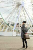 élégant femme posant près ferris roue photo