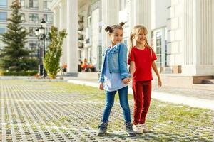 portrait de content mode peu les filles ayant amusement dans le ville photo