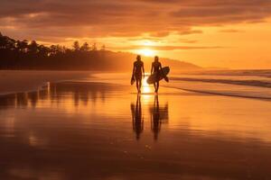 surfant à le coucher du soleil. Jeune homme équitation vague à le coucher du soleil. Extérieur actif mode de vie. génératif ai photo