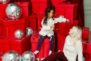 image de mère et fille avec cadeau des boites, Noël photo