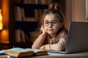 loin éducation. adorable peu fille dans écouteurs en utilisant portable dans cuisine, séance à table et montrant pouce en haut à caméra, femelle enfant étude en ligne avec ordinateur génératif ai photo