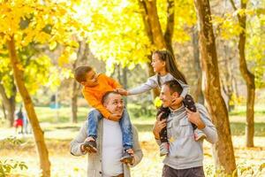 famille avec deux les enfants dans l'automne parc photo