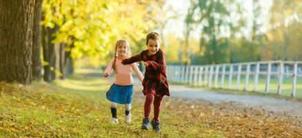 deux peu fille copains écolière dans le parc. photo