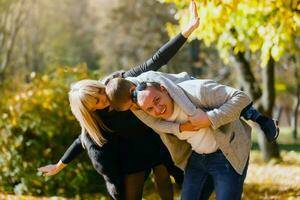 le famille des promenades dans le parc dans l'automne photo