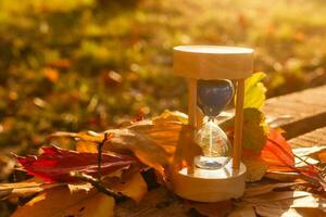 horloge, sabliers et l'automne feuilles photo