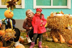 Jeune famille couvrant leur visages avec feuilles de le des arbres photo