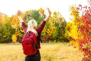 fille avec une sac à dos dans le l'automne parc photo