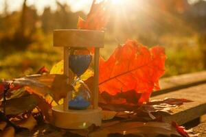 horloge, sabliers et l'automne feuilles photo