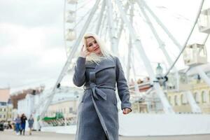 élégant femme posant près ferris roue photo