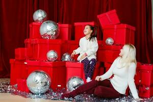 image de mère et fille avec cadeau des boites, Noël photo