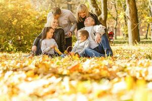 content gros famille dans l'automne parc.pique-nique photo