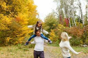 famille avec enfant aller dans l'automne parc photo