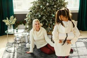 image de mère et fille avec cadeau des boites, Noël photo