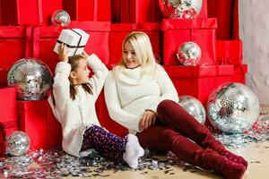 image de mère et fille avec cadeau des boites, Noël photo