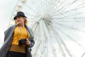 le Jeune fille des promenades autour le ville près vues. ferris roue. amusement parc. l'automne photo