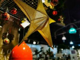 Noël concept, charmant décoré Noël arbre, rouge briller Balle proche en haut photo