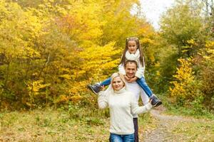 famille avec enfant aller dans l'automne parc photo