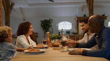 grillage familial avec des verres à vin au dîner photo